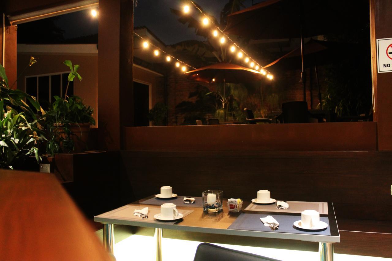 All Days Inn And Out San Salvador Exterior foto